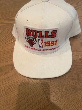 Mitchell & Ness White Chicago Bulls 1991 Patch Snapback